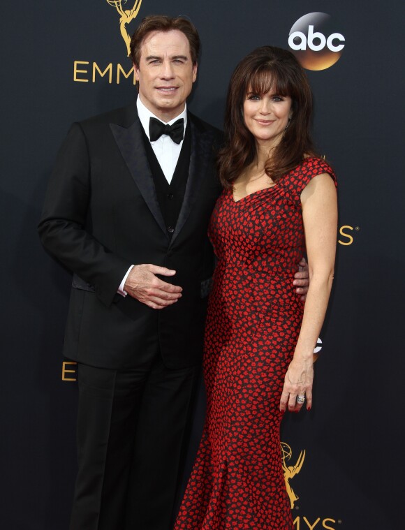 John Travolta et sa femme Kelly Preston - 68ème cérémonie des Emmy Awards au Microsoft Theater à Los Angeles, le 18 septembre 2016.