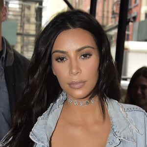 Kim Kardashian montre son soutien-gorge transparent dans la rue à New York le 6 septembre 2016.