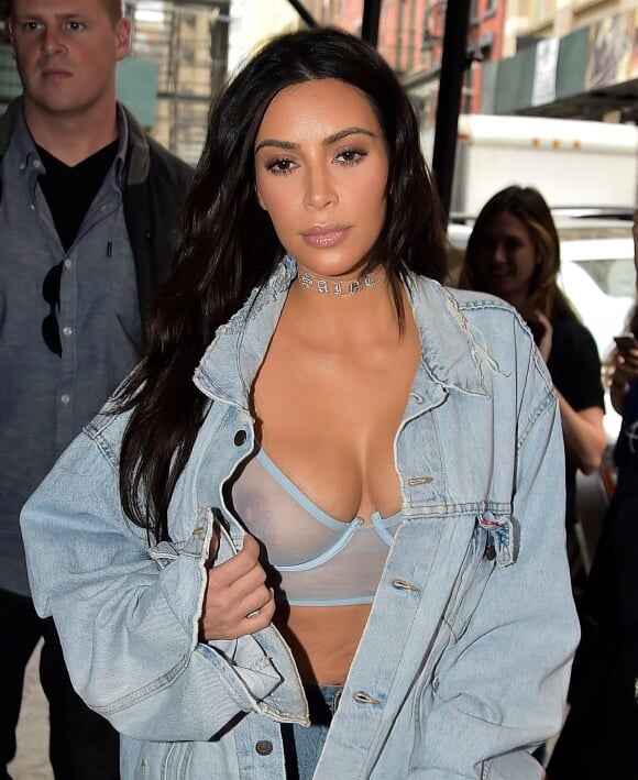 Kim Kardashian montre son soutien-gorge transparent dans la rue à New York le 6 septembre 2016.