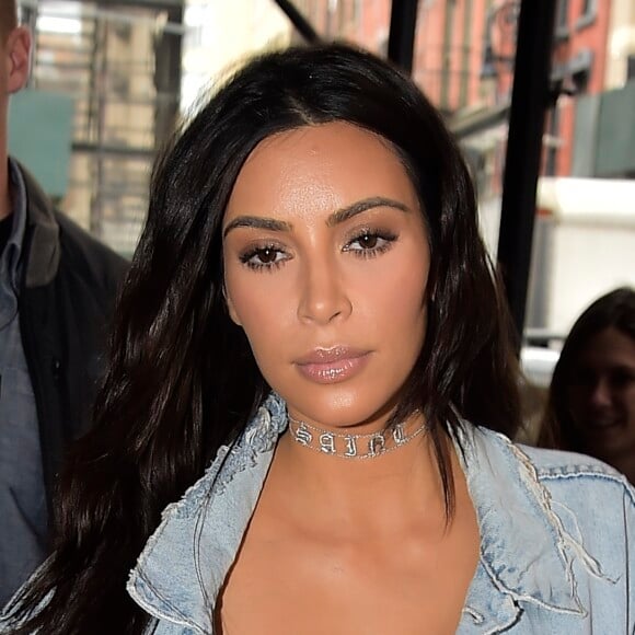 Kim Kardashian montre son soutien-gorge transparent dans la rue à New York le 6 septembre 2016.