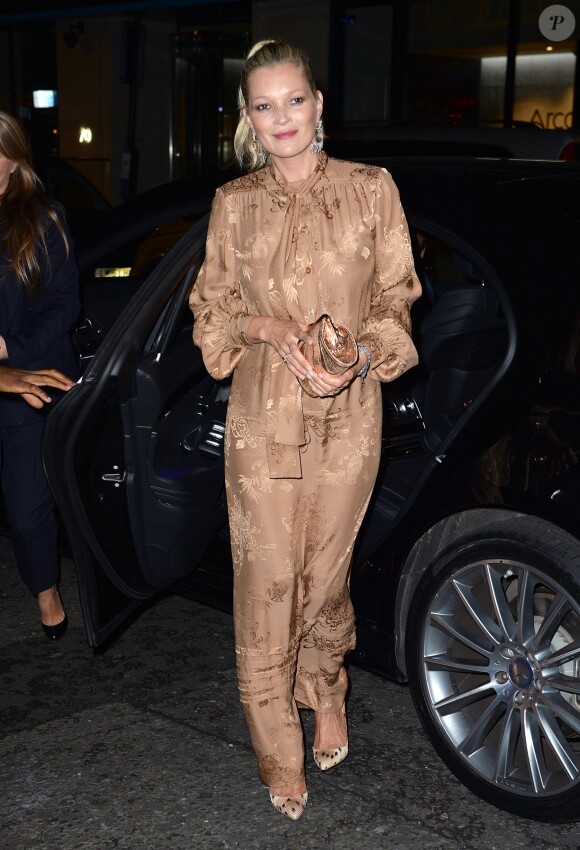 Kate Moss assiste au dîner de lancement du numéro spécial BoF 500 du magazine The Business of Fashion au London EDITION. Londres, le 19 septembre 2016.