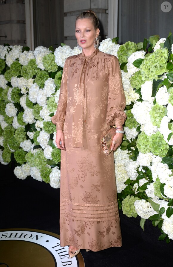 Kate Moss assiste au dîner de lancement du numéro spécial BoF 500 du magazine The Business of Fashion au London EDITION. Londres, le 19 septembre 2016.