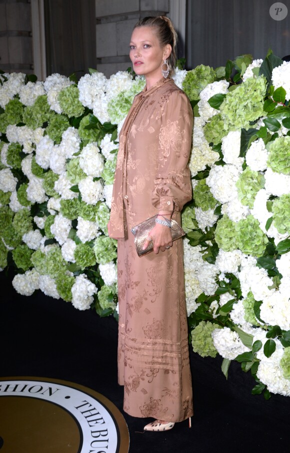 Kate Moss assiste au dîner de lancement du numéro spécial BoF 500 du magazine The Business of Fashion au London EDITION. Londres, le 19 septembre 2016.