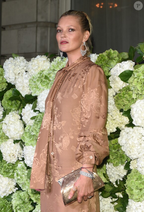Kate Moss assiste au dîner de lancement du numéro spécial BoF 500 du magazine The Business of Fashion au London EDITION. Londres, le 19 septembre 2016.
