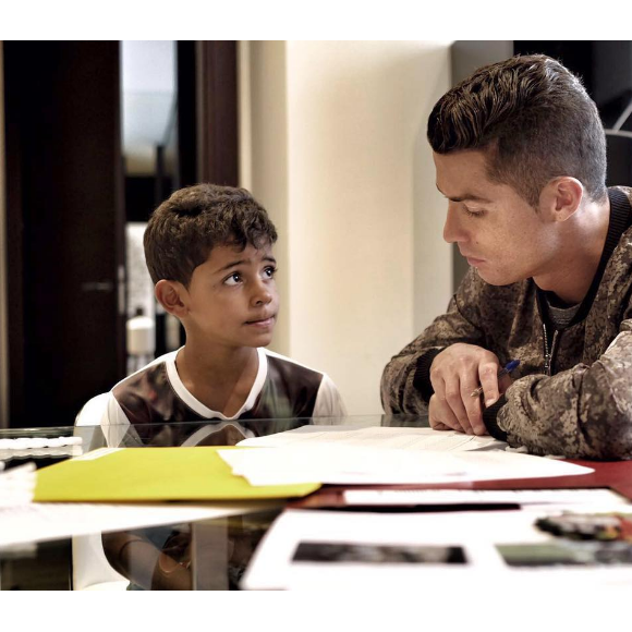 Cristiano Ronaldo et son fils Cristiano Jr. en pleine séance de devoirs, photo Instagram septembre 2016.