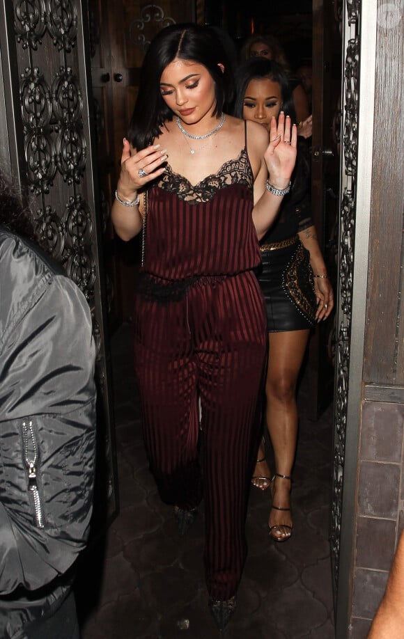 Kylie Jenner arrive au restaurant "Nice Guy" à West Hollywood le 15 juillet 2016.  Reality TV star and model Kylie Jenner was seen having a night out at The Nice Guy restaurant dressed in a sleek red jumper in West Hollywood, California on July 15, 2016.15/07/2016 - West Hollywood