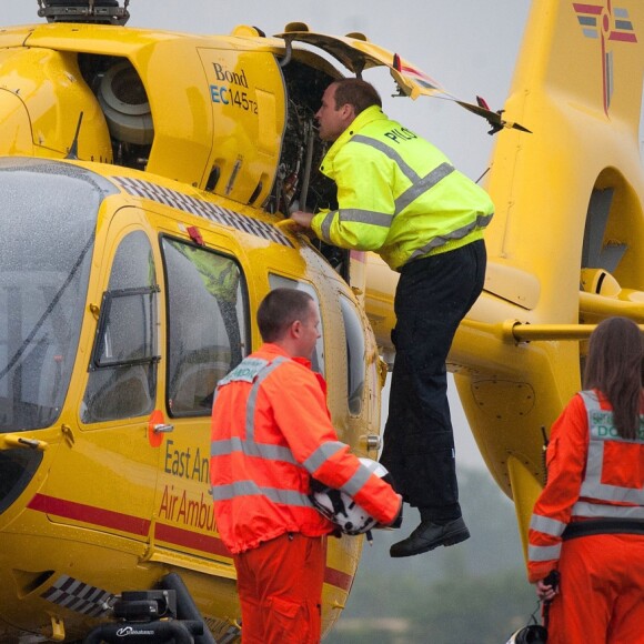 Le prince William, duc de Cambridge, lors de son premier jour en tant que pilote d'hélicoptère-ambulance au sein de l'organisme East Anglian Air Ambulance (EAAA) à l'aéroport de Cambridge, le 13 juillet 2015.