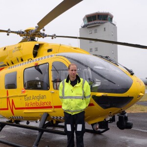 Le prince William, duc de Cambridge, lors de son premier jour en tant que pilote d'hélicoptère-ambulance au sein de l'organisme East Anglian Air Ambulance (EAAA) à l'aéroport de Cambridge, le 13 juillet 2015.