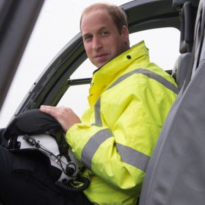 Le prince William, duc de Cambridge, lors de son premier jour en tant que pilote d'hélicoptère-ambulance au sein de l'organisme East Anglian Air Ambulance (EAAA) à l'aéroport de Cambridge, le 13 juillet 2015.