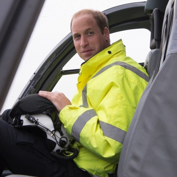 Le prince William, duc de Cambridge, lors de son premier jour en tant que pilote d'hélicoptère-ambulance au sein de l'organisme East Anglian Air Ambulance (EAAA) à l'aéroport de Cambridge, le 13 juillet 2015.