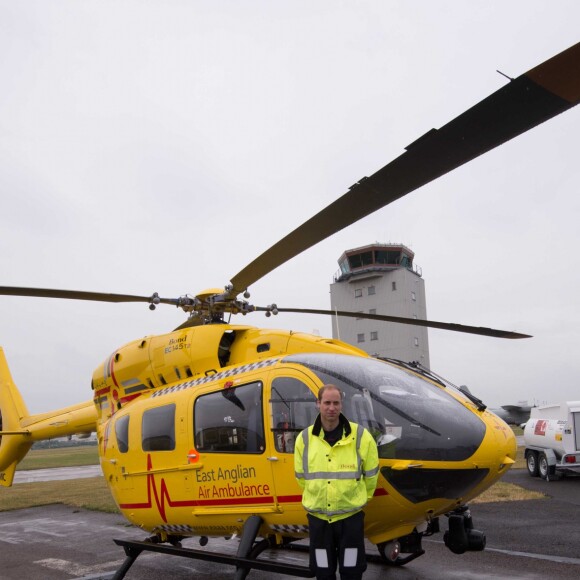 Le prince William, duc de Cambridge, lors de son premier jour en tant que pilote d'hélicoptère-ambulance au sein de l'organisme East Anglian Air Ambulance (EAAA) à l'aéroport de Cambridge, le 13 juillet 2015.