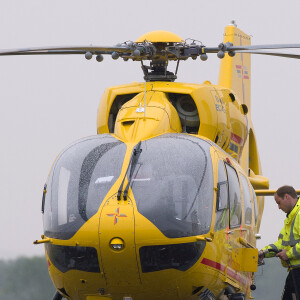 Le prince William, duc de Cambridge, lors de son premier jour en tant que pilote d'hélicoptère-ambulance au sein de l'organisme East Anglian Air Ambulance (EAAA) à l'aéroport de Cambridge, le 13 juillet 2015.