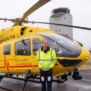 Le prince William, duc de Cambridge, lors de son premier jour en tant que pilote d'hélicoptère-ambulance au sein de l'organisme East Anglian Air Ambulance (EAAA) à l'aéroport de Cambridge, le 13 juillet 2015.