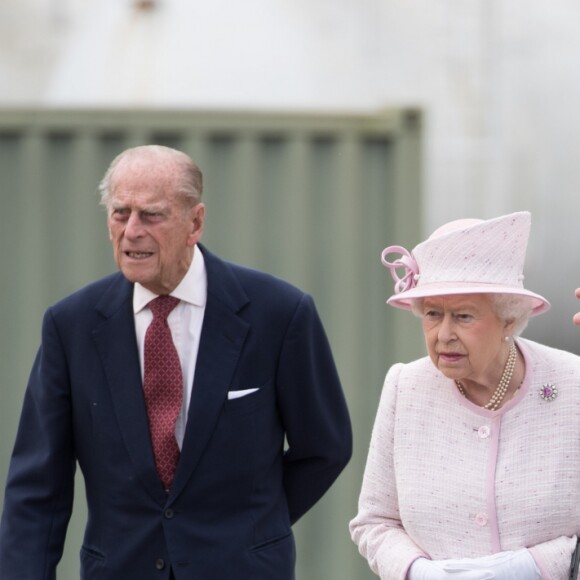 Le pricne William à l'aéroport de Cambridge le 13 juillet 2016, faisant visiter les lieux et découvrir son hélicoptère à la reine Elizabeth II et au duc d'Edimbourg, qui inauguraient les nouveaux locaux d'East Anglia Air Ambulance.