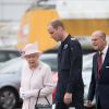 Le pricne William à l'aéroport de Cambridge le 13 juillet 2016, faisant visiter les lieux et découvrir son hélicoptère à la reine Elizabeth II et au duc d'Edimbourg, qui inauguraient les nouveaux locaux d'East Anglia Air Ambulance.