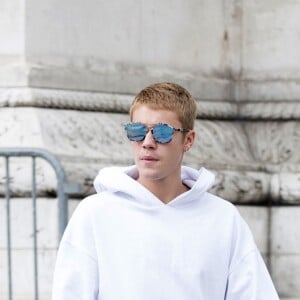 Justin Bieber quitte son hôtel, Le Royal Monceau, pour se rendre à l'Arc de Triomphe puis au Père Lachaise pour visiter la tombe de Jim Morrison. Le chanteur sera en concert à partir du 20 septembre à Paris. Le 19 septembre 2016