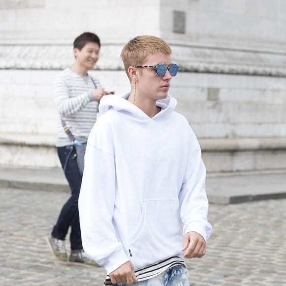 Justin Bieber quitte son hôtel, Le Royal Monceau, pour se rendre à l'Arc de Triomphe puis au Père Lachaise pour visiter la tombe de Jim Morrison. Le chanteur sera en concert à partir du 20 septembre à Paris. Le 19 septembre 2016