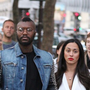 Exclusif - Djibril Cissé et sa compagne Marie-Cécile Lenzini arrivent au concert de Justin Bieber à l'AccorHotels Arena à Paris dans le cadre de sa tournée "Purpose World Tour", le 20 septembre 2016.