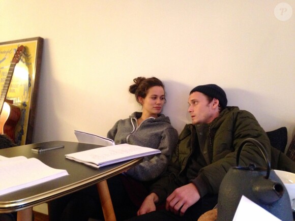 Des photos inédites sur le tournage de Porto Mon Amour avec Lucie Lucas et Anton Yelchin.