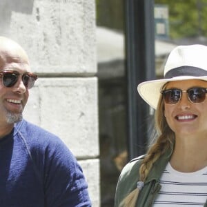 Bar Refaeli et son mari Adi Ezra se promènent lors de leurs vacances à Barcelone, le 26 mai 2016