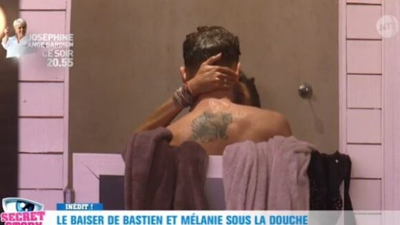 Bastien (Secret Story 10) et Mélanie nus sous la douche: Les candidats surpris !
