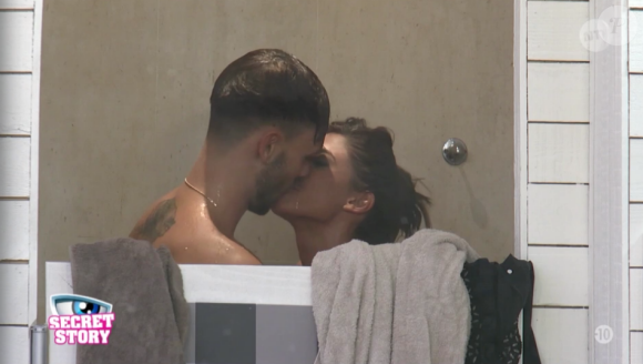 Secret Story 10, la quotidienne du mercredi 21 septembre 2016 sur NT1. Ici Bastien et Mélanie sous la douche.