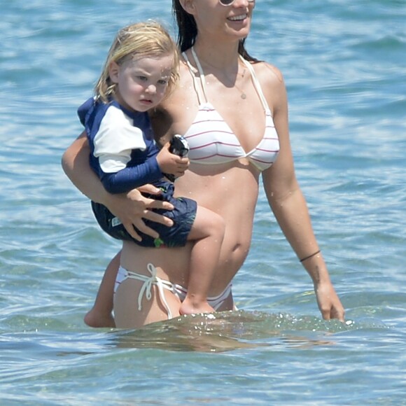 Olivia Wilde (enceinte) et son compagnon Jason Sudeikis profitent de la plage avec leur fils Otis lors de leurs vacances à Hawaii. Le 1er mai 2016