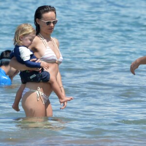 Olivia Wilde (enceinte) et son compagnon Jason Sudeikis profitent de la plage avec leur fils Otis lors de leurs vacances à Hawaii. Le 1er mai 2016