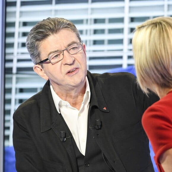 Exclusif - Première diffusion du magazine politique "Punchline" présenté par Laurence Ferrari avec Jean-Luc Mélenchon (candidat de "La France insoumise" à l'élection présidentielle) en invité, dans les studios de C8 à Paris, le 25 septembre 2016. Punchline est en direct tous les dimanches à 12h05 sur C8 et produit par C8 / Newstime / Eléphant & Cie. © Pierre Perusseau/Bestimage Verbatim de Jean-Luc Mélenchon : "Toutes les références à l'histoire sont constructives." "Qui à part moi propose d'en finir avec la Vème République et de convoquer une Assemblée constituante ? " "L'euro tel qu'il est, est un garrot qui tue la production." "Il faut sortir des traités européens car ils provoquent la pagaille et la misère." "Je suis pour le vote obligatoire en tenant compte des bulletins blancs." "Il faut avoir une attitude rationnelle et organisée avec l'immigration." "Je suis candidat pour être élu." "Il ne faut pas proposer aux jeunes de s'endetter pour faire leurs études. Je propose une allocation d'autonomie."  No web/No blog pour Belgique/Suisse25/09/2016 - Paris