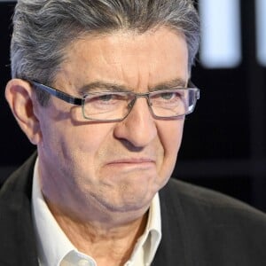 Exclusif - Première diffusion du magazine politique "Punchline" présenté par Laurence Ferrari avec Jean-Luc Mélenchon (candidat de "La France insoumise" à l'élection présidentielle) en invité, dans les studios de C8 à Paris, le 25 septembre 2016. Punchline est en direct tous les dimanches à 12h05 sur C8 et produit par C8 / Newstime / Eléphant & Cie. © Pierre Perusseau/Bestimage Verbatim de Jean-Luc Mélenchon : "Toutes les références à l'histoire sont constructives." "Qui à part moi propose d'en finir avec la Vème République et de convoquer une Assemblée constituante ? " "L'euro tel qu'il est, est un garrot qui tue la production." "Il faut sortir des traités européens car ils provoquent la pagaille et la misère." "Je suis pour le vote obligatoire en tenant compte des bulletins blancs." "Il faut avoir une attitude rationnelle et organisée avec l'immigration." "Je suis candidat pour être élu." "Il ne faut pas proposer aux jeunes de s'endetter pour faire leurs études. Je propose une allocation d'autonomie."  No web/No blog pour Belgique/Suisse25/09/2016 - Paris