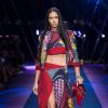 Adriana Lima - Défilé de mode Versace collection prêt-à-porter Printemps/Eté 2017 à Milan, le 23 septembre 2016.