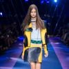 Défilé de mode Versace collection prêt-à-porter Printemps/Eté 2017 à Milan, le 23 septembre 2016.