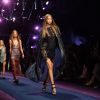 Gigi Hadid - Défilé de mode Versace collection prêt-à-porter Printemps/Eté 2017 à Milan, le 23 septembre 2016.