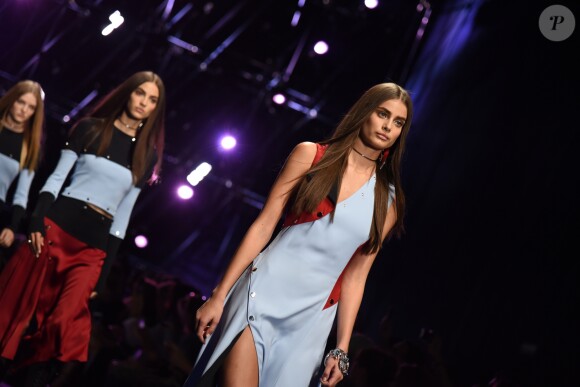 Taylor Hill - Défilé de mode Versace collection prêt-à-porter Printemps/Eté 2017 à Milan, le 23 septembre 2016.