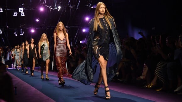Fashion Week : Gigi et Bella Hadid, Naomi Campbell... canons pour Versace