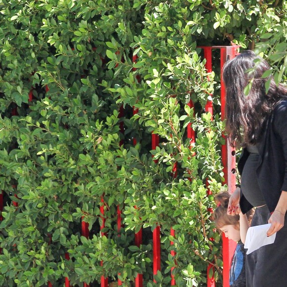 Exclusif - Mila Kunis (enceinte) se promène avec sa fille Wyatt Isabelle Kutcher à Los Angeles le 15 septembre 2016.