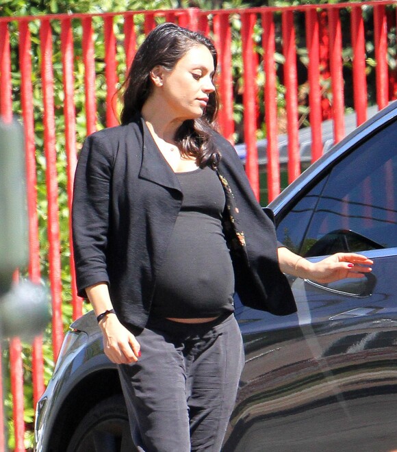 Exclusif - Mila Kunis (enceinte) se promène avec sa fille Wyatt Isabelle Kutcher à Los Angeles le 15 septembre 2016.