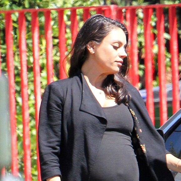 Exclusif - Mila Kunis (enceinte) se promène avec sa fille Wyatt Isabelle Kutcher à Los Angeles le 15 septembre 2016.