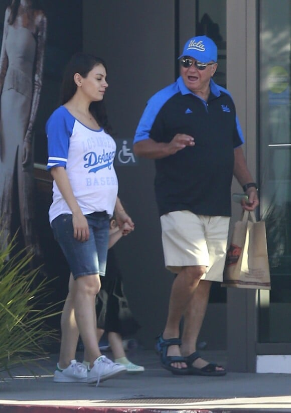 Exclusif - Prix spécial - Mila Kunis enceinte se promène avec sa fille Wyatt et son père Mark Kunis dans les rues de Beverly Hills, le 18 septembre 2016