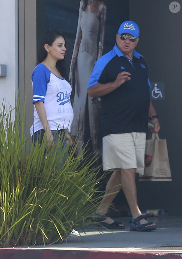 Exclusif - Mila Kunis enceinte se promène avec sa fille Wyatt et son père Mark Kunis dans les rues de Beverly Hills, le 18 septembre 2016