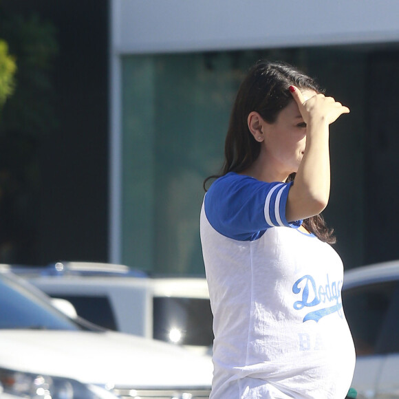 Exclusif - Mila Kunis enceinte se promène avec sa fille Wyatt et son père Mark Kunis dans les rues de Beverly Hills, le 18 septembre 2016