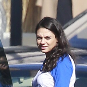 Exclusif - Mila Kunis enceinte se promène avec sa fille Wyatt et son père Mark Kunis dans les rues de Beverly Hills, le 18 septembre 2016