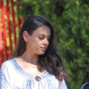 Exclusif - Mila Kunis enceinte avec sa fille Wyatt dans les rues de Los Angeles, le 23 septembre 2016