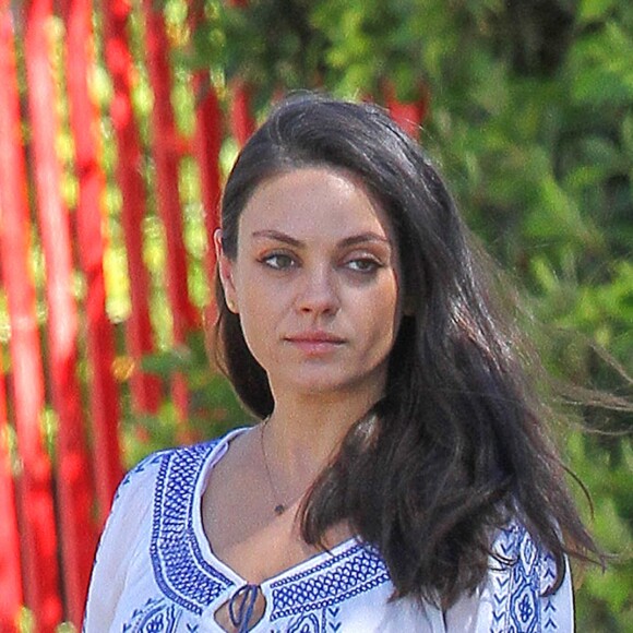 Exclusif - Mila Kunis enceinte avec sa fille Wyatt dans les rues de Los Angeles, le 23 septembre 2016