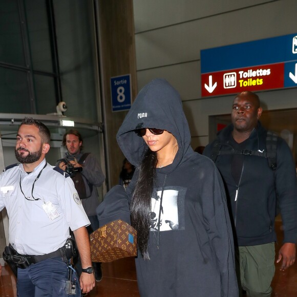 Rihanna arrive à l'aéroport de Roissy-Charles-de-Gaulle, le 26 septembre 2016.