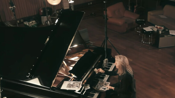 Véronique Sanson rend hommage à sa maman dans sa nouvelle chanson Je l'appelle Encore. Vidéo publiée sur Youtube le 9 septembre 2016