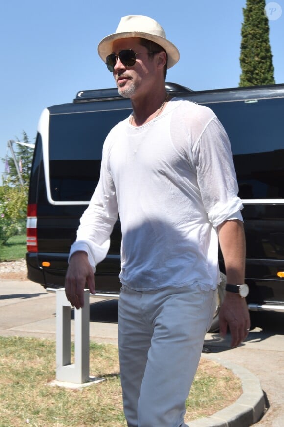 Brad Pitt après avoir visité la ville croate de Zadar va prendre un avion à l'aéroport de Zadar, le 2 septembre 2016. Avant Zadar, Brad Pitt a visité Sibenik.