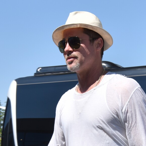 Brad Pitt après avoir visité la ville croate de Zadar va prendre un avion à l'aéroport de Zadar, le 2 septembre 2016. Avant Zadar, Brad Pitt a visité Sibenik.