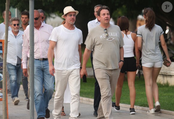 Exclusif - Brad Pitt prend du bon temps avec des amis à Sibenik en Croatie. Brad Pitt se promène avec des amis dans la ville avant de monter dans un yacht.