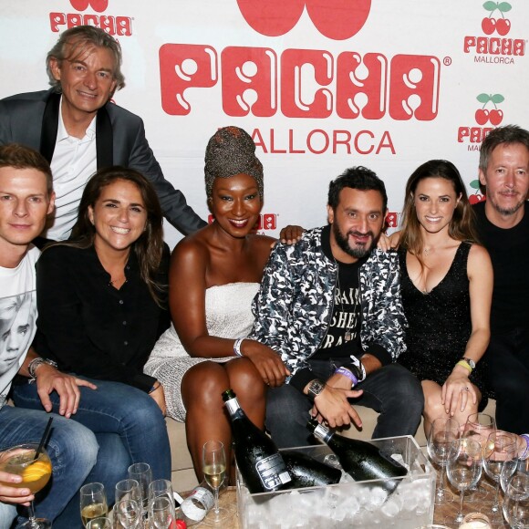 Exclusif - Matthieu Delormeau, Gilles Verdez, Valérie Bénaïm, Nadège Beausson-Diagne, Cyril Hanouna, Capucine Anav, Jean-Luc Lemoine, Mokhtar Guetari, Jean-Michel Maire - A l'occasion de son 42ème anniversaire, Cyril Hanouna à fait la surprise au public et chroniqueurs de "Touche pas à mon poste" d'emmener tout le monde, aprés l'émission, à Palma de Majorque pour faire la fête dans la célébre discothéque "Le Pacha" Palma de Majorque, le 22 Septembre 2016